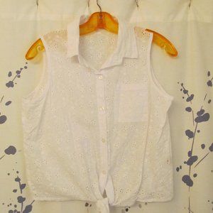 🌟🌟3 for $10🌟🌟White eyelet blouse - front tie